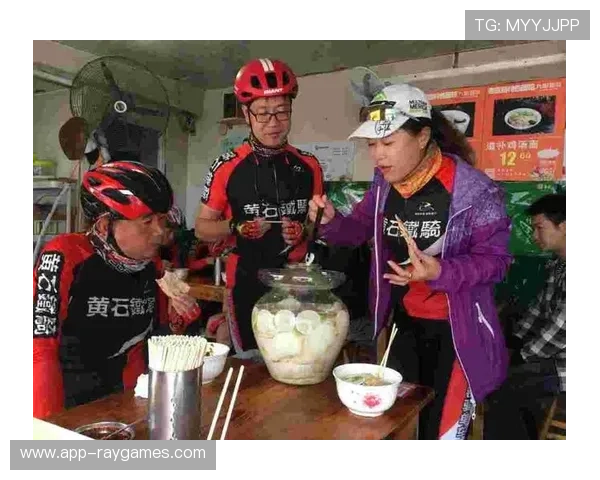 千岛湖赛“流动换胎”互助行动，老骑手为爆胎选手施援